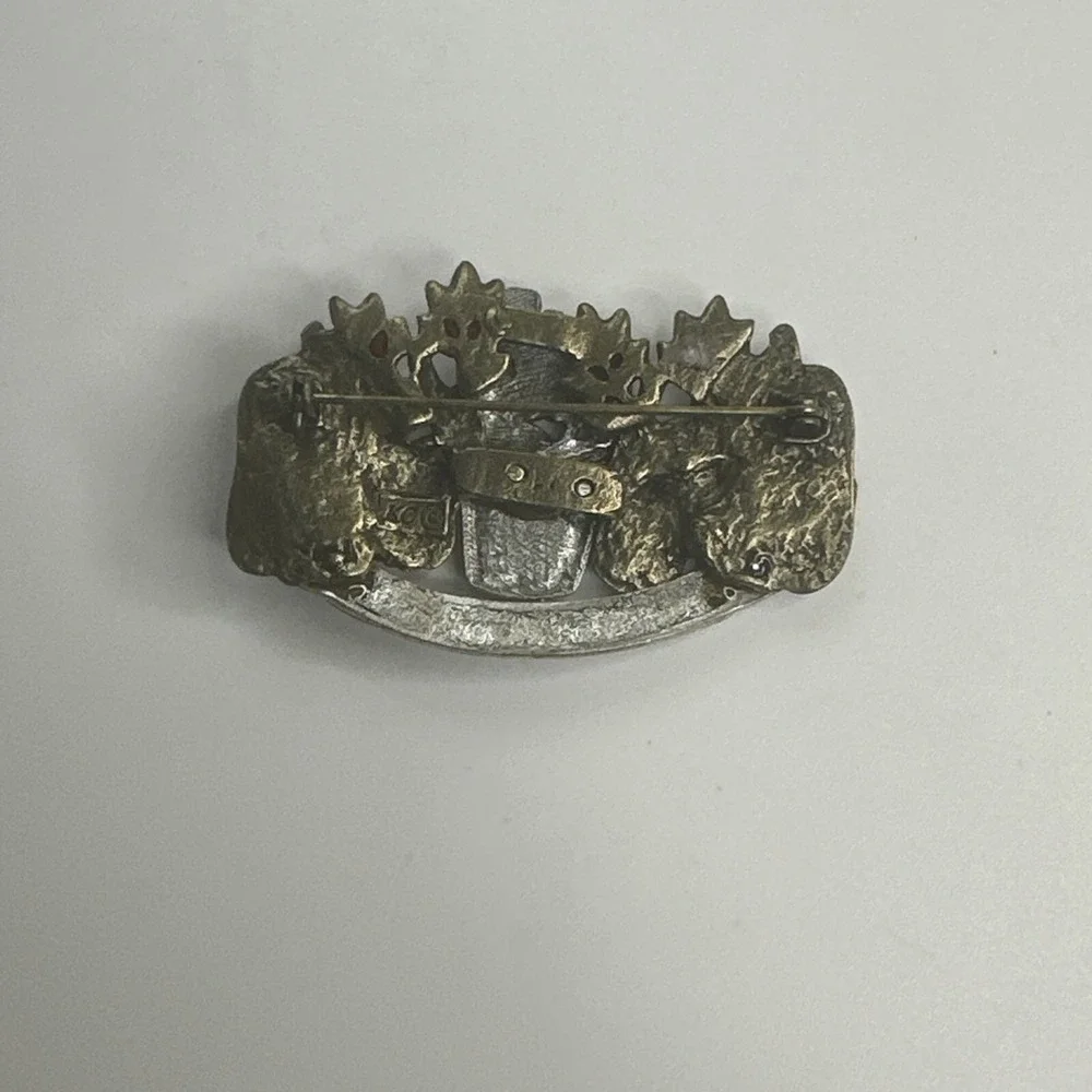 BROOCH 